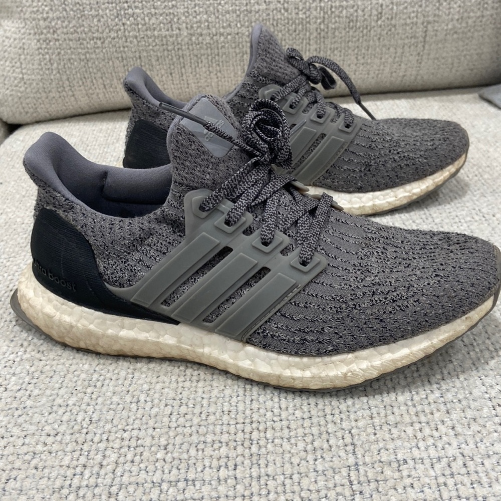 adidas Ultraboost 4.0 sz: 5 Men’s and 6.5 Women’s